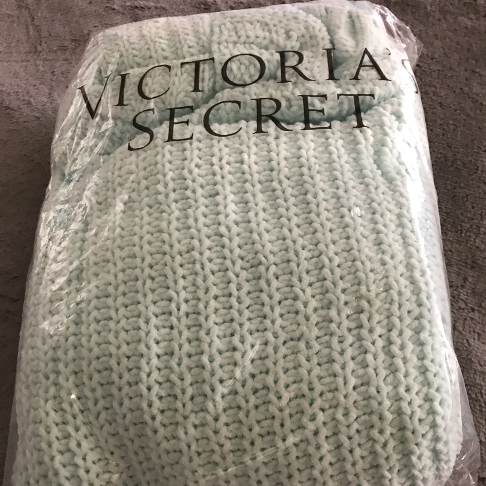 Vs pink sweater mint green sz l